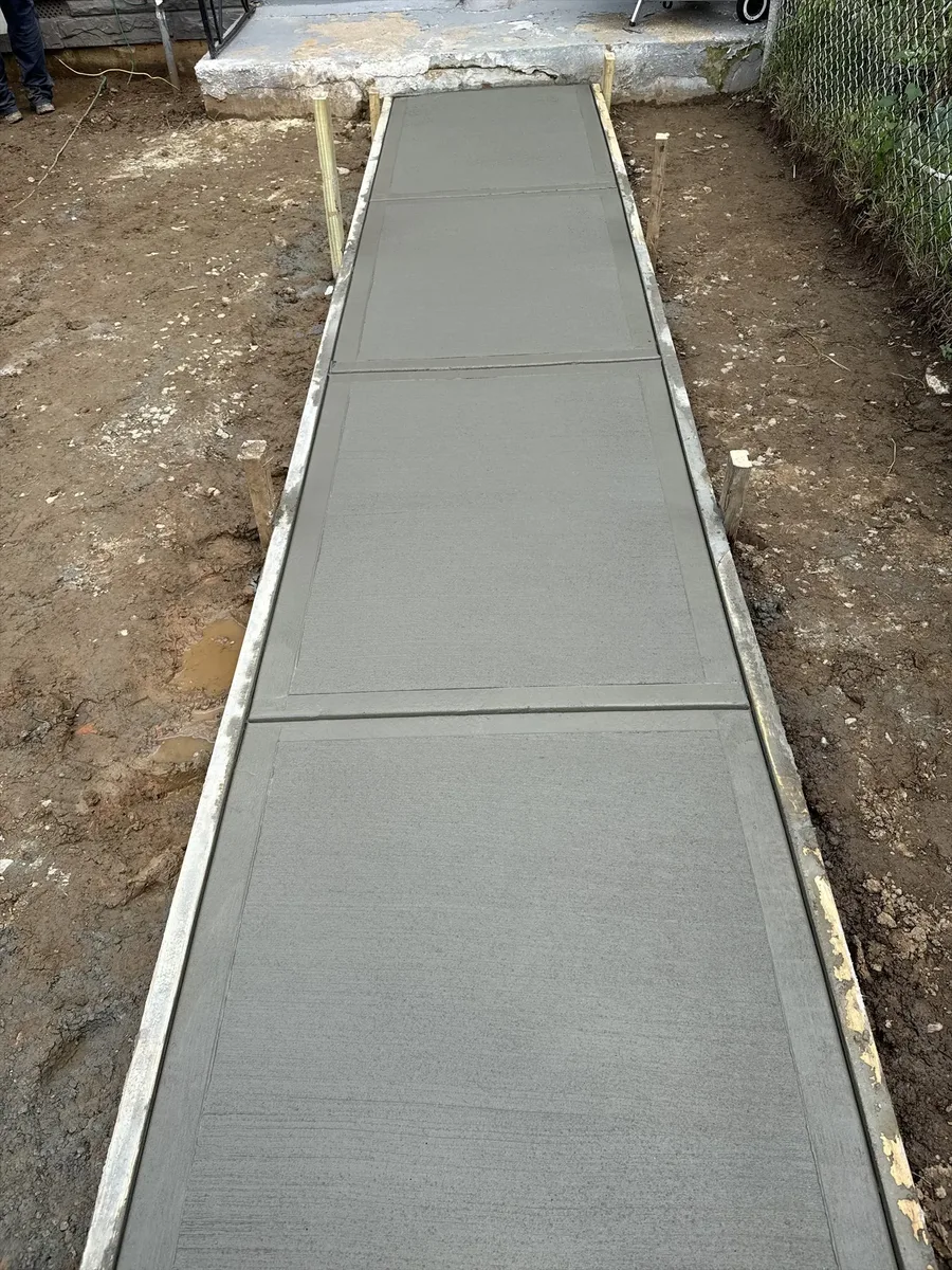 Concrete walkway and steps by Actaeon masonry team in Maryland